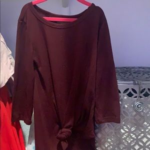 maroon top with quarter length sleeves